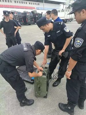 深圳南山公安局干警對PUS0443無人機(jī)干擾器(便攜式)頗感興趣
