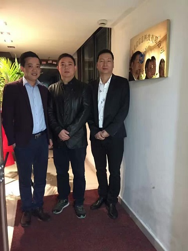 公司總經(jīng)理周建華、湖南分公司總經(jīng)理劉靜波、分公司副總潘智輝為分公司成立揭牌