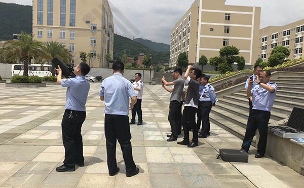福建省閩江監(jiān)獄干警實(shí)地操作無人機(jī)干擾器